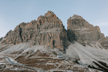 Die Auronzohütte vor den drei Zinnen in den Dolomiten. Rifugio Auronzo alle Tre Cime di Lavaredo Drone 1