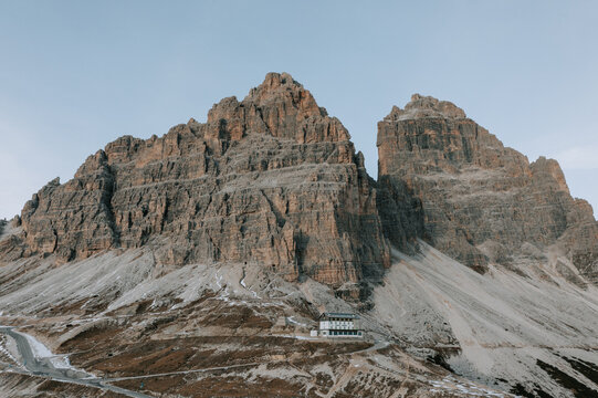 Die Auronzoh&uuml;tte vor den drei Zinnen in den Dolomiten. Rifugio Auronzo alle Tre Cime di Lavaredo Drone 2