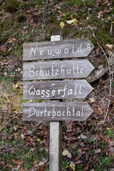 verwitterter Wanderwegweiser