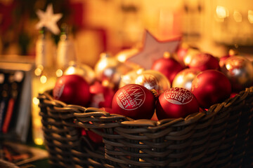 Weihnachtsmarkt 2022 in Soest. Rote und goldene Kugeln mit Soester-Logo. 