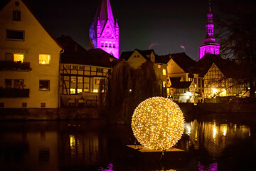 Großer Teich in Soest mit Lichtkunst. 