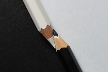 Lápiz negro y lápiz negro con fondo blanco y negro