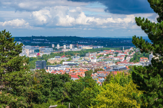 Landeshauptstadt Stuttgart - Stadtansicht Richtung Norden mit Rathausturm, Bahnhof, Killesberg und Schlosspark