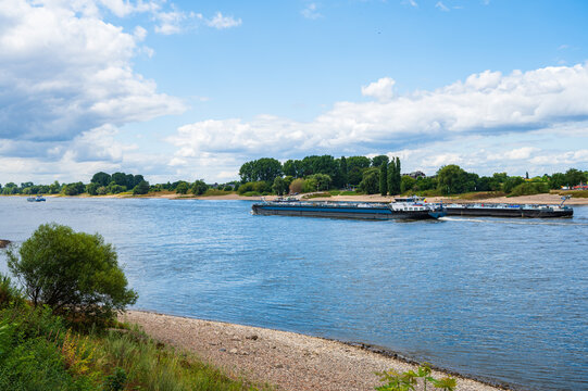 Blick von Kaiserswerth bei D&uuml;sseldorf auf die Rheinf&auml;hre von Krefeld mit Rheinschiffen im Vordergrund