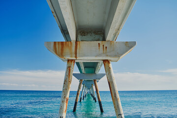 Puente peatonal para contemplar el mar visto desde abajo