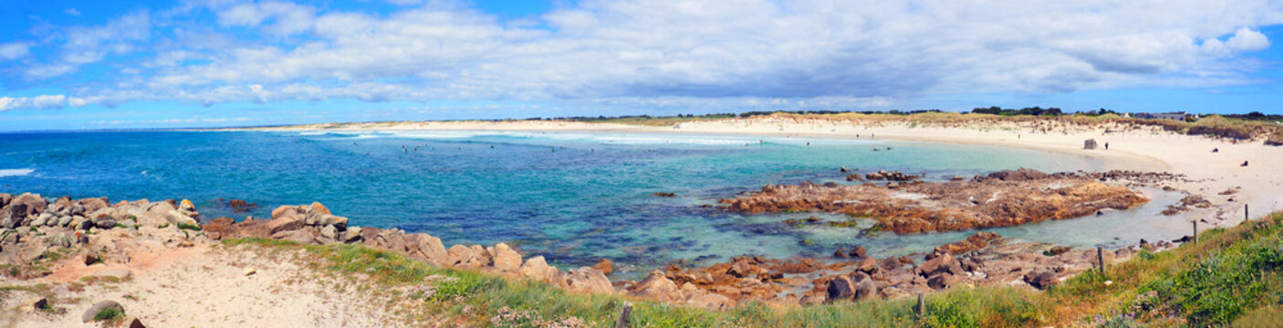 La pointe de La Torche is a top surfing spot in Brittany for surfing. The turquoise color of the sea and the white sand beach will make you believe that you are in the Caribbean Sea