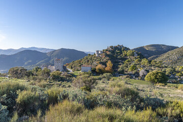 Paysage de montagne &agrave; l'automne dans l'arri&egrave;re pays de Nice avec les sommets du Mercantour