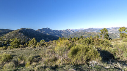 Paysage de montagne &agrave; l'automne dans l'arri&egrave;re pays de Nice avec les sommets du Mercantour