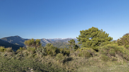 Paysage de montagne à l'automne dans l'arrière pays de Nice avec les sommets du Mercantour