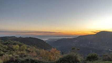 Paysage de montagne à l'automne dans l'arrière pays de Nice avec les sommets du Mercantour et un coucher de soleil sur la mer et la baie des anges