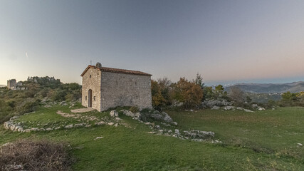 Fototapeta premium Chapelle Saint Joseph dans les lueurs d'un soleil couchant au milieu des ruines de Châteauneuf Villevieille dans l'arrière pays de Nice dans le Sud de la France