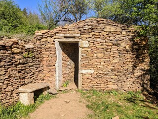 Cabane de pierre sèche à Saint-Cyr-au-Mont-d'Or