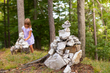 Child next to stone towers along a hiking trail. Trail marking while hiking. Kind neben...