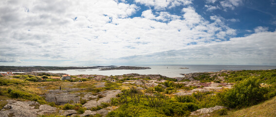 Aussicht von der Insel Marstrand auf rauhe felsige Küstenlandschaft in Schweden. View from the island of Marstrand on rough rocky coastal landscape in Sweden.