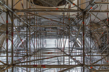 Baustellengerüst im Innenraum. Sanierung einer Kirche. Metallgerüst für Renovierung. Construction site scaffolding in the interior. renovation of a church. Metal framework for renovation.