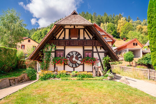 Weltgr&ouml;sste Kuckucksuhr in Deutschland. Altes, klassisches Chalet im Schwarzwald