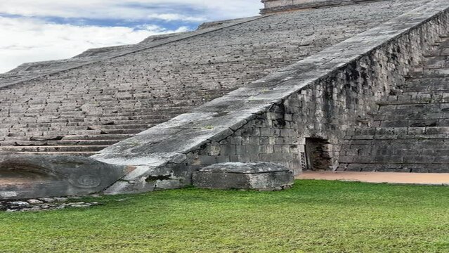 Chich&eacute;n Itz&aacute;, una de las ciudades mayas m&aacute;s grandes, una gran ciudad precolombina construida por el pueblo maya. El sitio arqueol&oacute;gico est&aacute; ubicado en el Estado de Yucat&aacute;n, M&eacute;xico.
