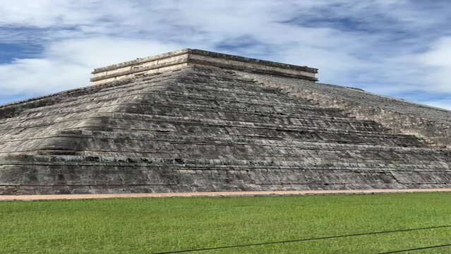 Chich&eacute;n Itz&aacute;, una de las ciudades mayas m&aacute;s grandes, una gran ciudad precolombina construida por el pueblo maya. El sitio arqueol&oacute;gico est&aacute; ubicado en el Estado de Yucat&aacute;n, M&eacute;xico.