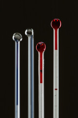 Thermometer Kapillare vor schwarzem Hintergrund