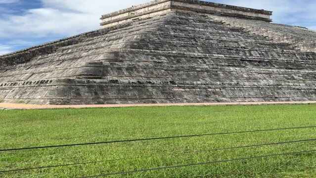 Chich&eacute;n Itz&aacute;, una de las ciudades mayas m&aacute;s grandes, una gran ciudad precolombina construida por el pueblo maya. El sitio arqueol&oacute;gico est&aacute; ubicado en el Estado de Yucat&aacute;n, M&eacute;xico.
