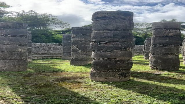 Chich&eacute;n Itz&aacute;, una de las ciudades mayas m&aacute;s grandes, una gran ciudad precolombina construida por el pueblo maya. El sitio arqueol&oacute;gico est&aacute; ubicado en el Estado de Yucat&aacute;n, M&eacute;xico.