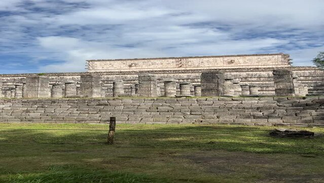 Chich&eacute;n Itz&aacute;, una de las ciudades mayas m&aacute;s grandes, una gran ciudad precolombina construida por el pueblo maya. El sitio arqueol&oacute;gico est&aacute; ubicado en el Estado de Yucat&aacute;n, M&eacute;xico.
