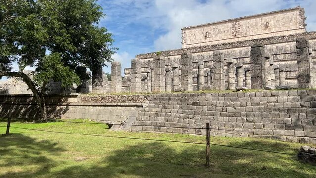 Chich&eacute;n Itz&aacute;, una de las ciudades mayas m&aacute;s grandes, una gran ciudad precolombina construida por el pueblo maya. El sitio arqueol&oacute;gico est&aacute; ubicado en el Estado de Yucat&aacute;n, M&eacute;xico.