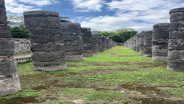 Chich&eacute;n Itz&aacute;, una de las ciudades mayas m&aacute;s grandes, una gran ciudad precolombina construida por el pueblo maya. El sitio arqueol&oacute;gico est&aacute; ubicado en el Estado de Yucat&aacute;n, M&eacute;xico.