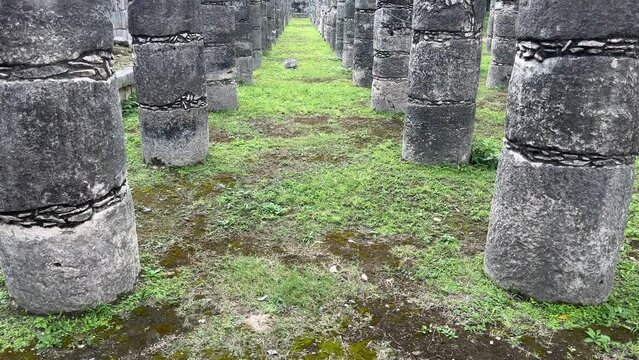 Chich&eacute;n Itz&aacute;, una de las ciudades mayas m&aacute;s grandes, una gran ciudad precolombina construida por el pueblo maya. El sitio arqueol&oacute;gico est&aacute; ubicado en el Estado de Yucat&aacute;n, M&eacute;xico.