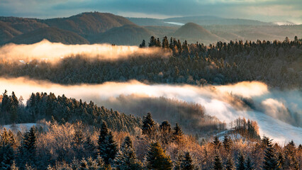 Góry w chmurach i mgle, Bieszczady, Polska