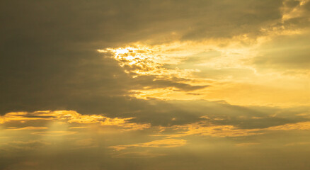 cielo con nubes dramático y colorido en puesta de sol lluviosa