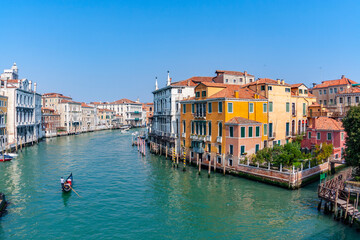 Fototapeta na wymiar people enjoy the gondola trip in the Canale Grande in Venice