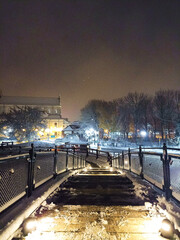 Zamość, stare miasto w śnieżną zimową noc. Zdjęcie wykonano w październiku 2022r.
