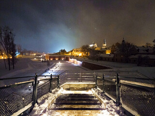 Zamość, stare miasto w śnieżną zimową noc. Zdjęcie wykonano w październiku 2022r.