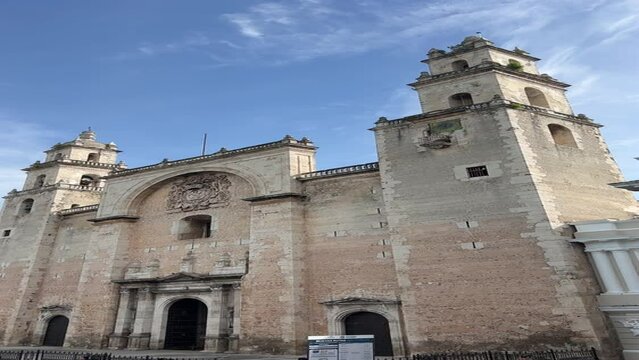 El Castillo (Kukulkan Temple) at sunset. Chichen Itza, M&eacute;xico