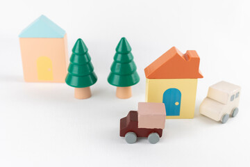 玩具の家とトラック。引っ越しのイメージ