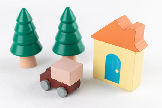 玩具の家とトラック。引っ越しのイメージ