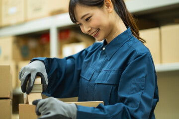 倉庫内作業をする日本人女性