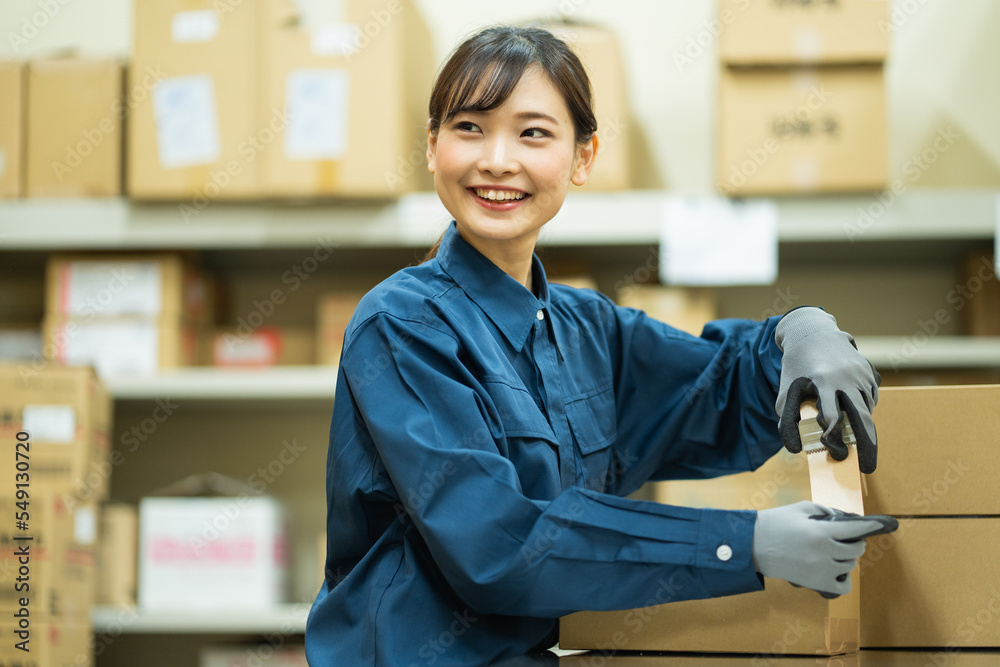 Canvas Prints 倉庫内で作業をする日本人女性