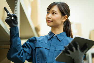 倉庫作業をする日本人女性