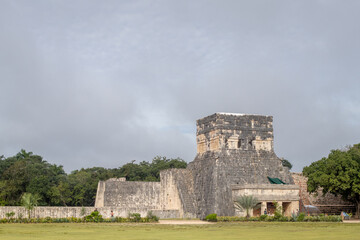 El Castillo (Templo de Kukulkán) al amancer Chichén Itzá, México maya