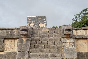 Fototapeta na wymiar El Castillo (Templo de Kukulkán) al amancer Chichén Itzá, México maya