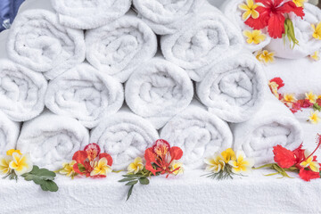 Obraz na płótnie Canvas Décoration florale sur serviettes blanches de enroulées 