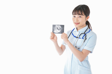 エコー写真を持つ産婦人科のナース