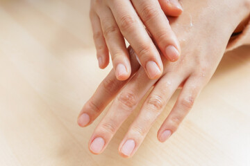 クリームを塗る手