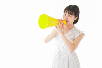 メガフォンを使い応援をする若い女性