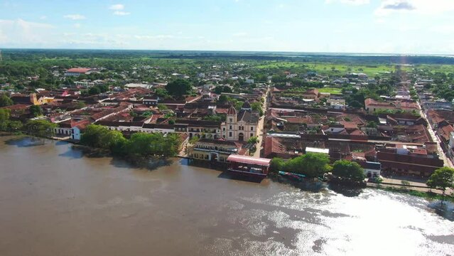 toma de iglesia a lado del rio mompox colombia