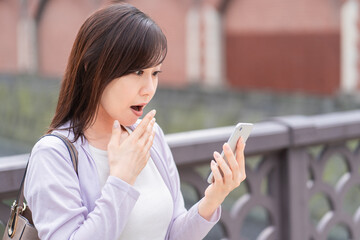 ビジネス　女性　OL　スマホ