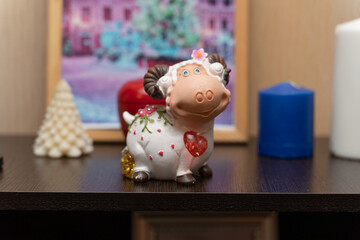 Obraz premium Ceramics, ceramic product made with your own hands, cow