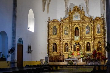 Fototapeta na wymiar Camino al Monasterio de Izamal, Merida, Yucatan, Mexico